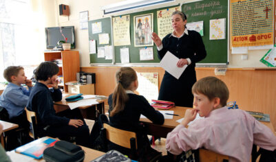 Учителям советуют придерживаться стиля «тихая роскошь» в выборе одежды