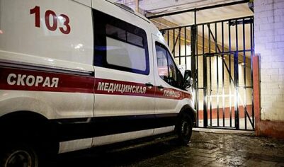 Запертый в квартире рабочий решил спуститься из окна по простыням и сорвался