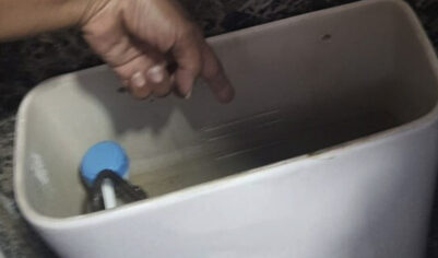 Живую новорождённую девочку обнаружили в сливном бачке унитаза