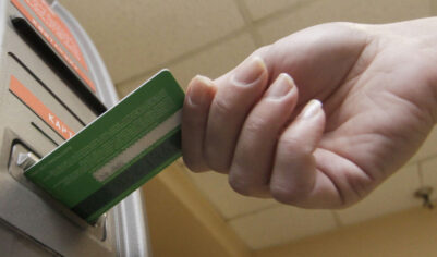 Впервые у россиян сократилось количество кредитных карт