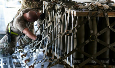 «Это по-настоящему наносит ущерб». Шатдаун в США сорвал поставки оружия Украине