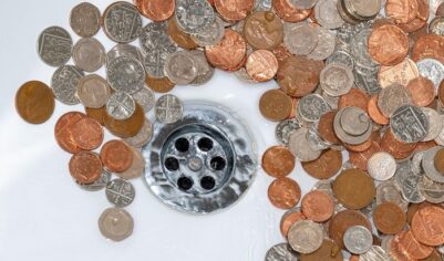 Человеку вернули деньги, которые украли коммунальщики