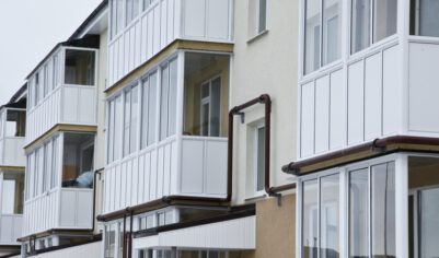 В Москве школьница случайно упала с четвертого этажа, развешивая белье