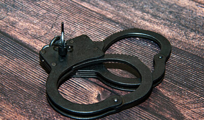 В пермском аэропорту пьяная женщина напала на сотрудника полиции