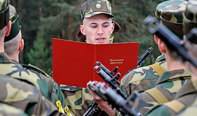 КС разъяснил, что увольнение по истечению срочного контракта законно