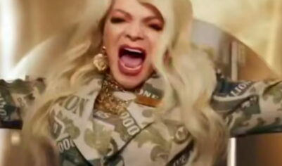 Купается в долларах и кричит «За деньги да»: новое видео с Долиной вызвало волну хейта (ВИДЕО)