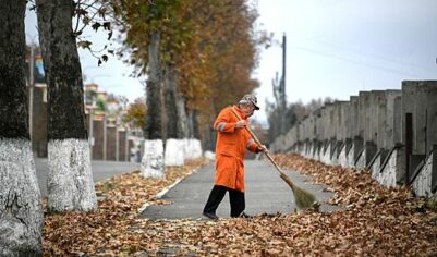 «Известия»: в сфере ЖКХ отмечается дефицит дворников, электриков и инженеров