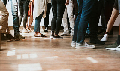 RT: школьник устроил стрельбу из газового пистолета в гимназии Владивостока