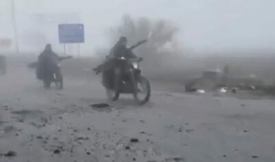 «Добро пожаловать во вселенную Безумного Макса»: колонна штурмовиков ВС РФ зашла в Покровск, попав на видео (ВИДЕО)