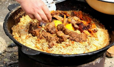 «Еще бы шаурму фестивальную сделали»: россияне раскритиковали «плов дружбы» на День народного единства в ХМАО