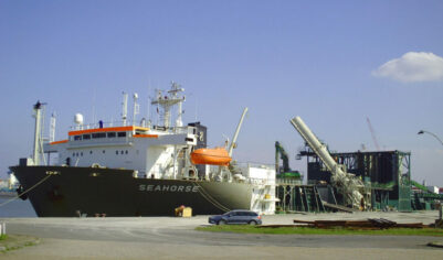 Bloomberg: эсминец США преградил путь российскому танкеру