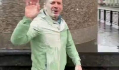 «Вон из России!»: основателя движения «Наши» Василия Якеменко облили ряженкой перед камерой (ВИДЕО)