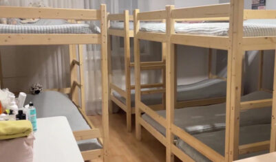 «Одна курица на 40 человек»: постояльцы рехабов рассказали об ужасах реабилитации