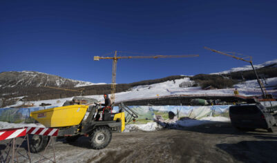 Олимпийский снег становится белым: Организаторы зимних Игр — 2026 устранили проблему