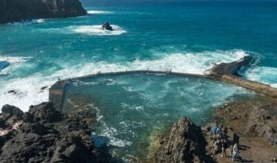 На популярном курорте мощная волна насмерть смыла четырех пловцов из бассейна в океан