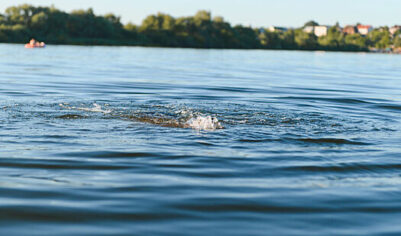 Неизвестный забрал школьника с уроков, а затем их тела нашли в реке