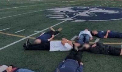 Старшеклассники выложили из тел свастику на футбольном поле