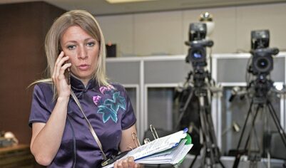 Бывшая помощница Байдена поздравила Захарову с юбилеем, назвав ее героиней