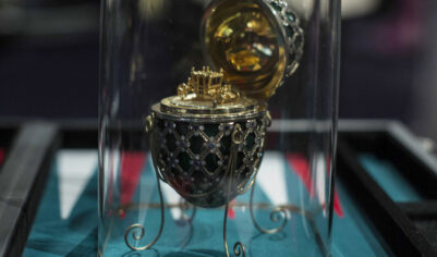 Мужчина проглотил в ювелирном магазине драгоценное изделие Фаберже