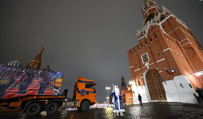 В Кремле торжественно встретили главную елку страны