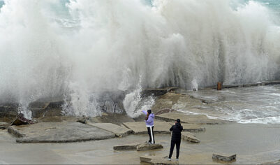 На Сочи надвигается сильный шторм