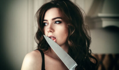 Суеверие о еде с ножа: откуда оно взялось и что означает