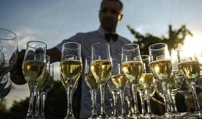 Россиянам объяснили, как правильно пить шампанское