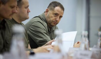 Правая рука Зеленского изображает побег на фронт