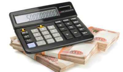 На счетах россиян лежат два бюджета страны