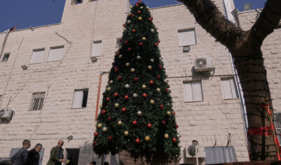 Трех человек арестовали по подозрению в поджоге рождественской ёлки в католической церкви