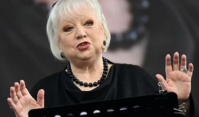 Поборовшая рак актриса Крючкова получила премию