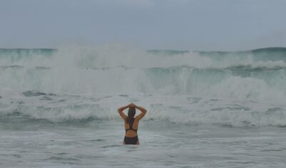 Пропавшую без вести триатлонистку могли утащить акулы в холодных водах