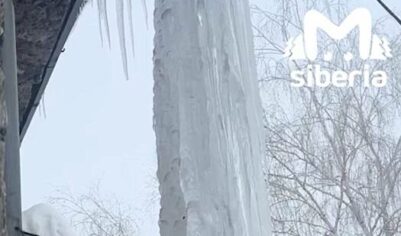 Жители российского города испугались гигантской сосульки с двухэтажный дом