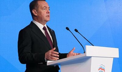 Медведев рассказал о&nbsp;повышении МРОТ в&nbsp;России