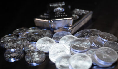 Серебро рекордно подорожало: стоит ли россиянам вкладываться в драгметалл