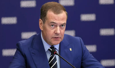 Медведев предложил США отправить подлодки к берегам Франции после слов Макрона