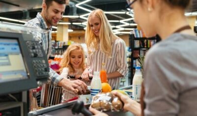 Карты больше не в тренде: россияне стали чаще расплачиваться в магазинах наличными