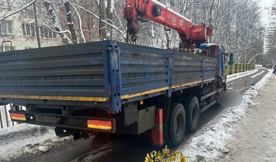 Водитель крана-манипулятора насмерть сбил женщину на северо-западе Москвы