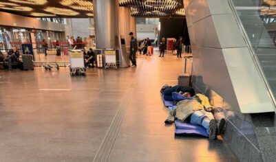 Обстановка во «Внуково»: раздают коврики, предлагают гостиницу