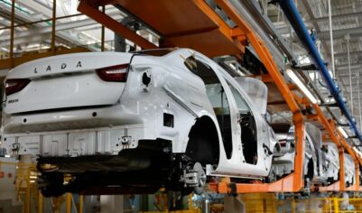 «Это издевательство над народом». «Сами и катайтесь на хламе от АвтоВАЗа»: закон о такси вызвал бурю негодования