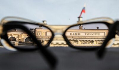 Ключевую ставку снова снизили. Путин: «Центробанк под давлением. Власти стараются оградить его от влияния извне»