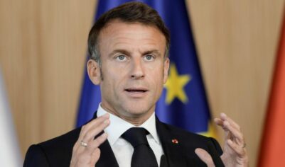 Макрон от кого-то убежал во время поездки в Китай: президента снимали на смартфоны