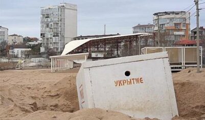 В Крыму несколько укрытий оказались глубоко под песком из-за штормов