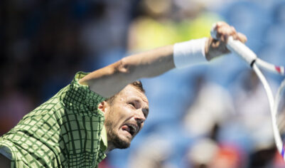 Медведев ушёл от краха в Мельбурне: одержал волевую победу и вышел в четвертый круг АО