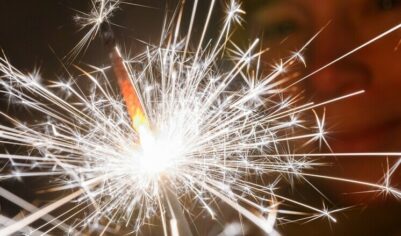 Причиной гибели 40 человек в переполненном баре на курорте назвали бенгальские огни