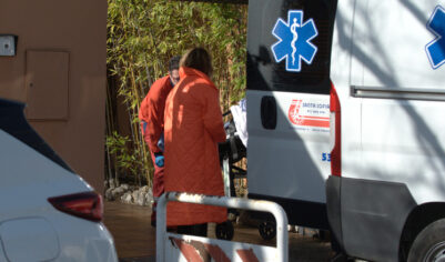 Перевернувшийся автомобиль врезался в стену частного дома: водитель попала в воду