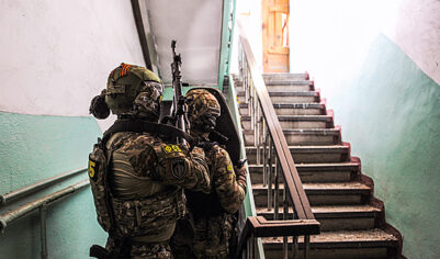 Трое наблюдавших за российскими военными граждан попали под следствие