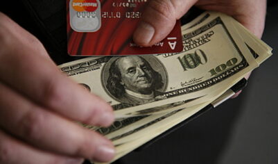 Доля доллара в расчетах SWIFT упала впервые за пять лет