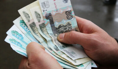 Названы причины, по которым в 2025 году россияне стали массово переходить на наличные