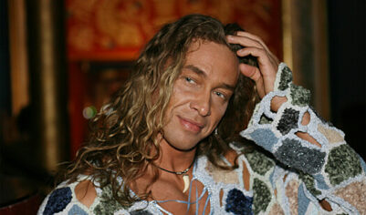 Танцор Тарзан заявил, что относится с юмором к продаже масок с его лицом